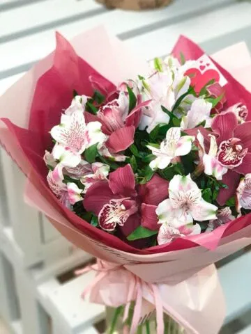 Bouquet of orchid and alstroemeria