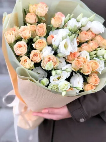 Bouquet of roses and eustoma