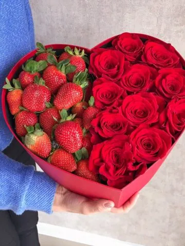 Қулупнай ва атиргулдан юрак