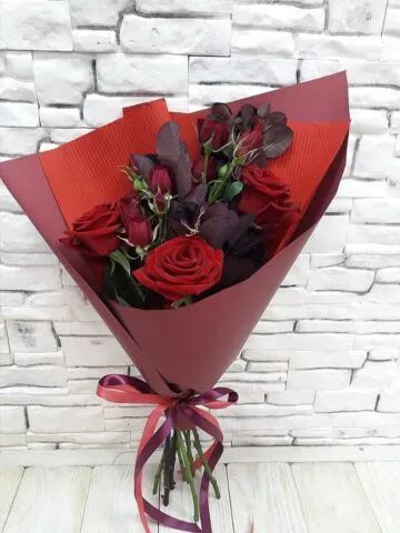 3 red roses
