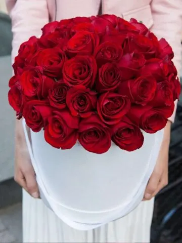 35 roses in a hat box