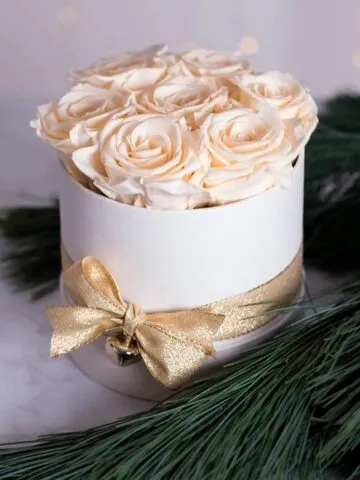 7 roses in a box