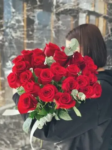 Bouquet of scarlet roses
