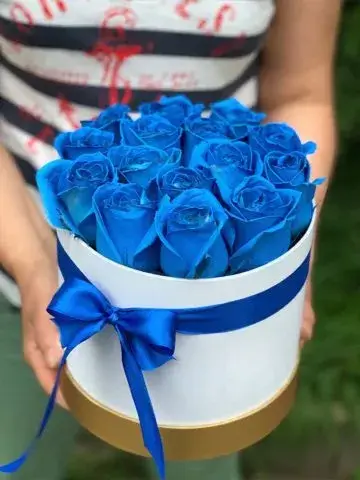 15 blue roses in a box