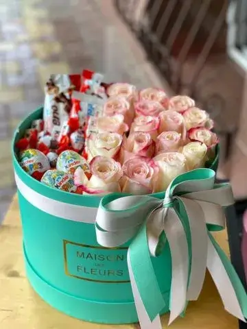 Arrangement of 17 roses and Kinder