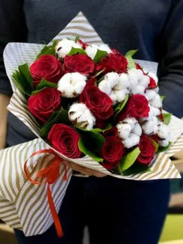 Bouquet of roses and cotton