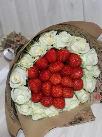 Bouquet 'Strawberries and Roses'