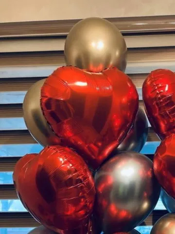 Fountain of balloons with a heart